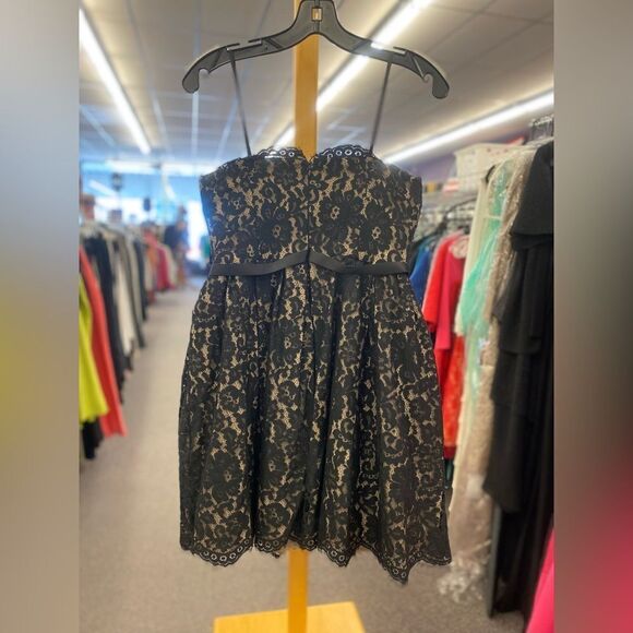 Neiman Marcus sz. 8 black lace/w neutral inside color dress NEW - Picture 3 of 4